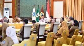 Asisten Direktur BI Kepri Husni Mapain (kiri depan) dalam kegiatan High Level Meeting (HLM) Percepatan dan Perluasan Digitalisasi Daerah di pimpin Gubernur Kepri Ansar Ahmad dan dihadiri para Bupati dan Wali Kota se-Provinsi Kepulauan Riau di Gedung Daerah, Tanjungpinang, Selasa (14/4/2026). Foto: ADPIM Kepri