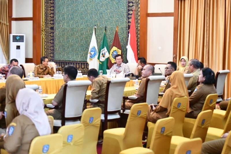 Asisten Direktur BI Kepri Husni Mapain (kiri depan) dalam kegiatan High Level Meeting (HLM) Percepatan dan Perluasan Digitalisasi Daerah di pimpin Gubernur Kepri Ansar Ahmad dan dihadiri para Bupati dan Wali Kota se-Provinsi Kepulauan Riau di Gedung Daerah, Tanjungpinang, Selasa (14/4/2026). Foto: ADPIM Kepri