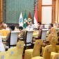 Asisten Direktur BI Kepri Husni Mapain (kiri depan) dalam kegiatan High Level Meeting (HLM) Percepatan dan Perluasan Digitalisasi Daerah di pimpin Gubernur Kepri Ansar Ahmad dan dihadiri para Bupati dan Wali Kota se-Provinsi Kepulauan Riau di Gedung Daerah, Tanjungpinang, Selasa (14/4/2026). Foto: ADPIM Kepri