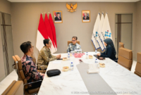 Wamenkomdigi Nezar Patria saat berbincang dengan Direktur Teknologi Informasi BPJS Kesehatan Setiaji di Kantor Kementerian Komdigi, Jakarta Pusat, Rabu (01/04/2026). Foto: Anhar/Komdigi
