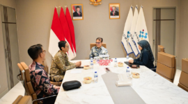 Wamenkomdigi Nezar Patria saat berbincang dengan Direktur Teknologi Informasi BPJS Kesehatan Setiaji di Kantor Kementerian Komdigi, Jakarta Pusat, Rabu (01/04/2026). Foto: Anhar/Komdigi