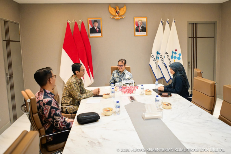 Wamenkomdigi Nezar Patria saat berbincang dengan Direktur Teknologi Informasi BPJS Kesehatan Setiaji di Kantor Kementerian Komdigi, Jakarta Pusat, Rabu (01/04/2026). Foto: Anhar/Komdigi