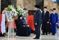 Presiden memberikan penghormatan kepada tiga jenazah personel penjaga perdamaian Indonesia yakni Mayor Inf. Anumerta Zulmi Aditya Iskandar, Serka Anumerta Muhammad Nur Ichwan, serta Kopda Anumerta Farizal Rhomadon. Foto: Komdigi RI