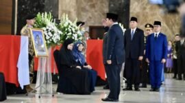 Presiden memberikan penghormatan kepada tiga jenazah personel penjaga perdamaian Indonesia yakni Mayor Inf. Anumerta Zulmi Aditya Iskandar, Serka Anumerta Muhammad Nur Ichwan, serta Kopda Anumerta Farizal Rhomadon. Foto: Komdigi RI
