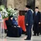 Presiden memberikan penghormatan kepada tiga jenazah personel penjaga perdamaian Indonesia yakni Mayor Inf. Anumerta Zulmi Aditya Iskandar, Serka Anumerta Muhammad Nur Ichwan, serta Kopda Anumerta Farizal Rhomadon. Foto: Komdigi RI