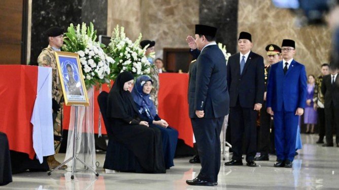 Presiden memberikan penghormatan kepada tiga jenazah personel penjaga perdamaian Indonesia yakni Mayor Inf. Anumerta Zulmi Aditya Iskandar, Serka Anumerta Muhammad Nur Ichwan, serta Kopda Anumerta Farizal Rhomadon. Foto: Komdigi RI