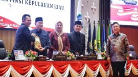 Laporan akhir Panitia Khusus (Pansus) terhadap Laporan Keterangan Pertanggungjawaban (LKPj) Tahun Anggaran 2025 di Gedung DPRD Kepri, Balairung Raja Khalid Hitam, Dompak, Tanjungpinang, Jumat (17/4/2026). Foto: Humas DPRD Kepri