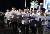 Gubernur Ansar menyerahkan bantuan dari Pemerintah Provinsi Kepri secara simbolis. Foto: Diskominfotik Kabupaten Kepulauan Anambas