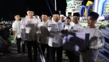 Gubernur Ansar menyerahkan bantuan dari Pemerintah Provinsi Kepri secara simbolis. Foto: Diskominfotik Kabupaten Kepulauan Anambas