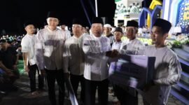 Gubernur Ansar menyerahkan bantuan dari Pemerintah Provinsi Kepri secara simbolis. Foto: Diskominfotik Kabupaten Kepulauan Anambas