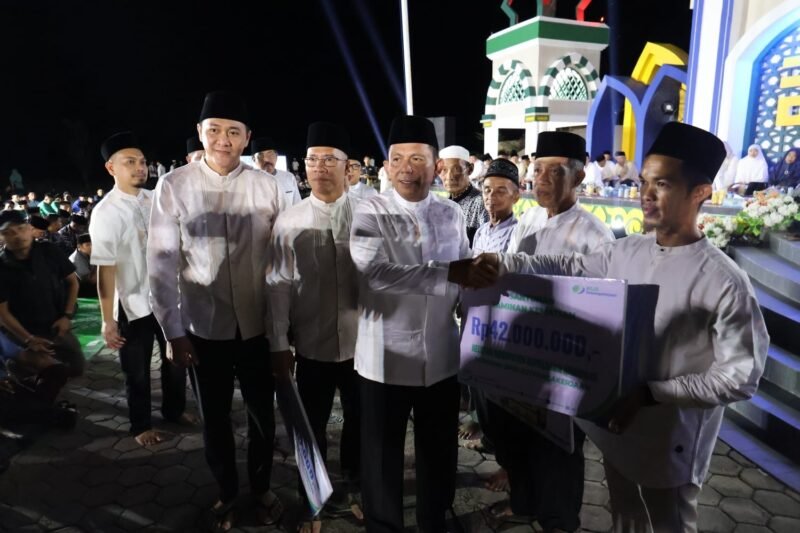Gubernur Ansar menyerahkan bantuan dari Pemerintah Provinsi Kepri secara simbolis. Foto: Diskominfotik Kabupaten Kepulauan Anambas