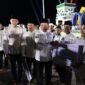 Gubernur Ansar menyerahkan bantuan dari Pemerintah Provinsi Kepri secara simbolis. Foto: Diskominfotik Kabupaten Kepulauan Anambas