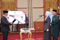 Ansar Ahmad, melantik Misni sebagai Sekretaris Daerah (Sekda) definitif Provinsi Kepulauan Riau di Gedung Daerah, Senin (27/4/2026). Foto: Diskominfo Kepri