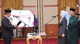 Ansar Ahmad, melantik Misni sebagai Sekretaris Daerah (Sekda) definitif Provinsi Kepulauan Riau di Gedung Daerah, Senin (27/4/2026). Foto: Diskominfo Kepri