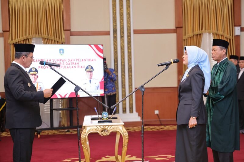 Ansar Ahmad, melantik Misni sebagai Sekretaris Daerah (Sekda) definitif Provinsi Kepulauan Riau di Gedung Daerah, Senin (27/4/2026). Foto: Diskominfo Kepri