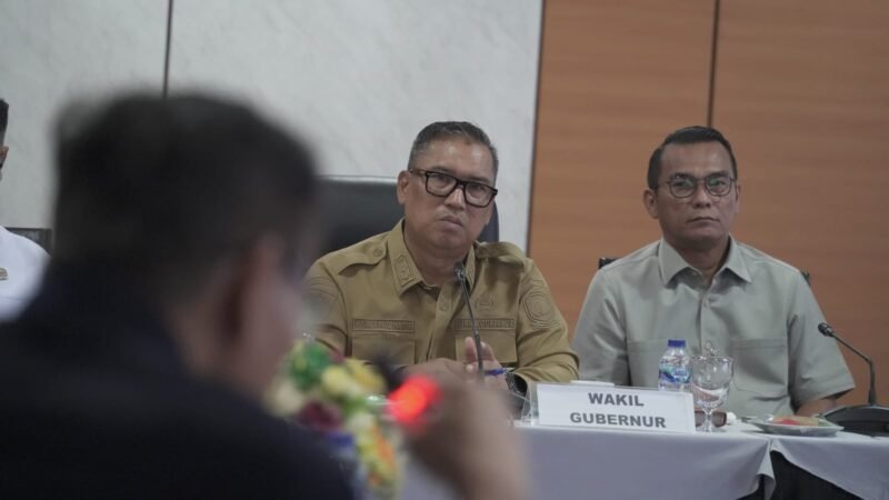 Wakil Gubernur Kepri, Nyanyang Haris Pratamura saat memimpin rakor lintas sektoral bidang pariwisata Kepulauan Riau di Kantor Graha Kepri Batam Centre, Selasa (21/4/2026). Foto: Diskominfo Kepri