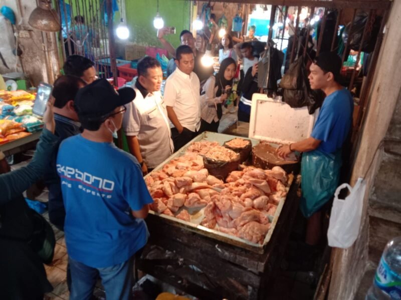Kenaikan harga udang basah, bayam, dan daging ayam ras memicu inflasi seiring meningkatnya permintaan saat Idulfitri. Foto: Istimewa
