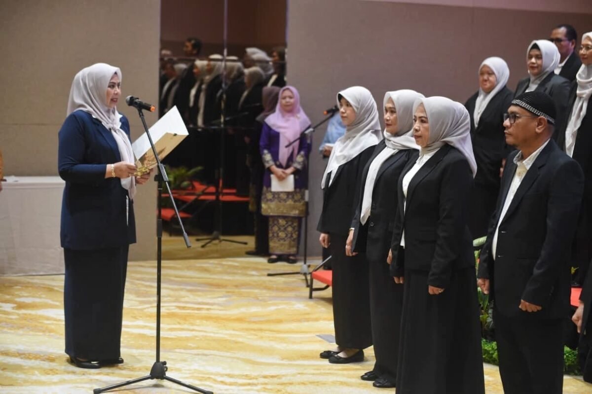 Dewi Kumalasari Ansar mengukuhkan Pengurus Yayasan Kanker Indonesia (YKI) Kota Batam periode 2026-2031 di Wyndham Panbil, Sabtu (16/5/2026). Foto: Diskominfo Kepri