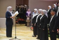 Dewi Kumalasari Ansar mengukuhkan Pengurus Yayasan Kanker Indonesia (YKI) Kota Batam periode 2026-2031 di Wyndham Panbil, Sabtu (16/5/2026). Foto: Diskominfo Kepri