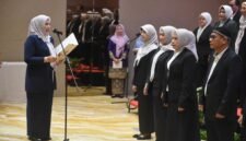 Dewi Kumalasari Ansar mengukuhkan Pengurus Yayasan Kanker Indonesia (YKI) Kota Batam periode 2026-2031 di Wyndham Panbil, Sabtu (16/5/2026). Foto: Diskominfo Kepri