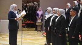 Dewi Kumalasari Ansar mengukuhkan Pengurus Yayasan Kanker Indonesia (YKI) Kota Batam periode 2026-2031 di Wyndham Panbil, Sabtu (16/5/2026). Foto: Diskominfo Kepri