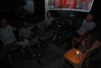 Sejumlah warga menunggu pasokan listrik kembali menyala dengan penerangan lilin saat terjadi pemadaman listrik di Banda Aceh, Aceh, Sabtu (23/5/2026). (ANTARA FOTO/Akramul Muslim)