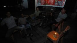 Sejumlah warga menunggu pasokan listrik kembali menyala dengan penerangan lilin saat terjadi pemadaman listrik di Banda Aceh, Aceh, Sabtu (23/5/2026). (ANTARA FOTO/Akramul Muslim)