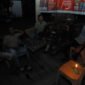 Sejumlah warga menunggu pasokan listrik kembali menyala dengan penerangan lilin saat terjadi pemadaman listrik di Banda Aceh, Aceh, Sabtu (23/5/2026). (ANTARA FOTO/Akramul Muslim)
