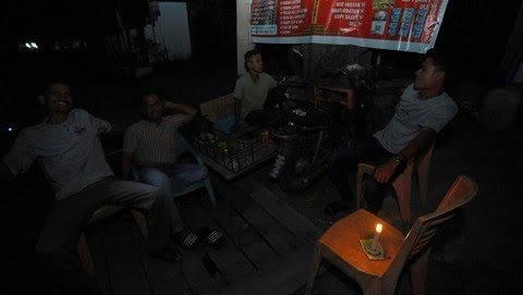 Sejumlah warga menunggu pasokan listrik kembali menyala dengan penerangan lilin saat terjadi pemadaman listrik di Banda Aceh, Aceh, Sabtu (23/5/2026). (ANTARA FOTO/Akramul Muslim)