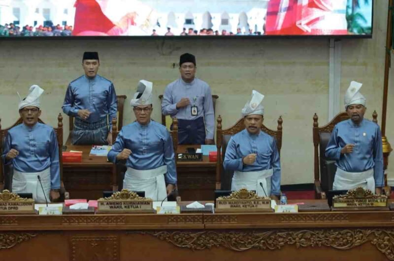 DPRD Kota Batam membentuk Panitia Khusus (Pansus) Ranperda Perubahan Perda Nomor 11 Tahun 2013 tentang Pengelolaan Persampahan dalam rapat paripurna, Jumat (9/6/2026). Foto: Humas Sekwan DPRD Batam