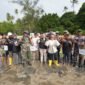 Sebanyak 1.000 bibit mangrove di pesisir Pulau Ngenang, Kecamatan Nongsa, Batam, ditanam, Kamis (21/5/2026). Foto: Istimewa
