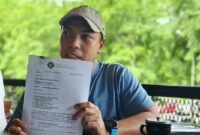 Pemilik kendaraan menunjukan dokumen kasus sengketa