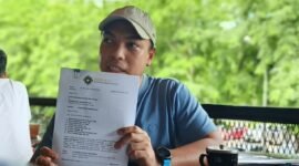 Pemilik kendaraan menunjukan dokumen kasus sengketa