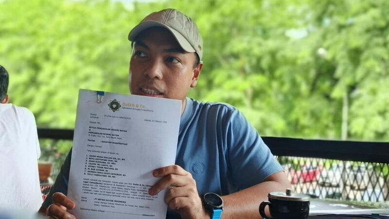 Pemilik kendaraan menunjukan dokumen kasus sengketa