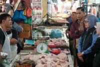 Sekda Kepri Misni bersama TPID Kepri meninjau harga bahan pokok di Pasar Bintan Center, Tanjungpinang, Jumat (15/5/2026). Foto: Diskominfo Kepri