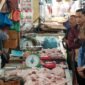Sekda Kepri Misni bersama TPID Kepri meninjau harga bahan pokok di Pasar Bintan Center, Tanjungpinang, Jumat (15/5/2026). Foto: Diskominfo Kepri
