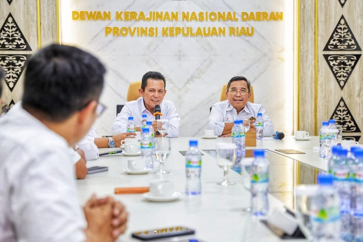 Gubernur Kepri Ansar bersama Kepala Departemen Formalitas dan Komunikasi SKK Migas Perwakilan Sumatera Bagian Utara Yanin Kholison pada pertemuan yang turut dihadiri sejumlah Kontraktor Kontrak Kerja Sama (KKKS) di Gedung Dekranasda Provinsi Kepulauan Riau, Tanjungpinang, Rabu (13/5/2026). Diskomifo Kepri