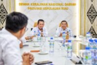 Gubernur Kepri Ansar bersama Kepala Departemen Formalitas dan Komunikasi SKK Migas Perwakilan Sumatera Bagian Utara Yanin Kholison pada pertemuan yang turut dihadiri sejumlah Kontraktor Kontrak Kerja Sama (KKKS) di Gedung Dekranasda Provinsi Kepulauan Riau, Tanjungpinang, Rabu (13/5/2026). Diskomifo Kepri