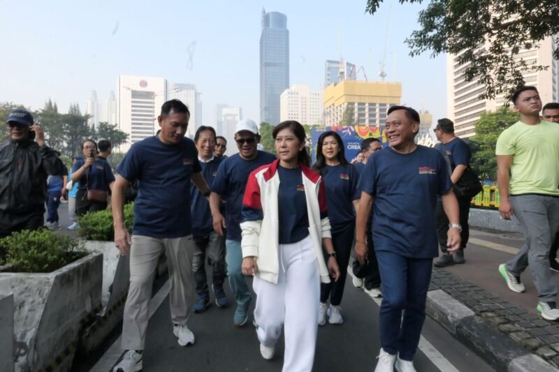 Menteri Komunikasi dan Digital Meutya Hafid (tengan), saat peringatan World Press Freedom Day 2026 yang digelar dalam suasana car free day di Jakarta, Minggu (3/5/2026). Foto: InfoPublik-IGID/Bismo Agung

