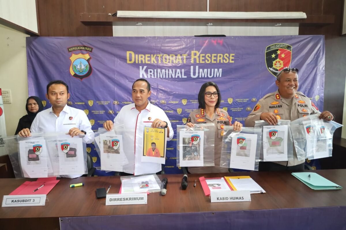 Direktorat Reserse Kriminal Umum (Ditreskrimum) Polda Kepri bersama Satreskrim Polres Lingga mengungkap kasus pembunuhan terhadap perempuan, saat press rilis, Senin (11/5/2026). Foto: Istimewa