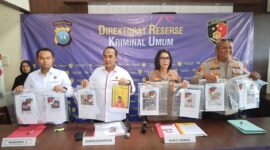Direktorat Reserse Kriminal Umum (Ditreskrimum) Polda Kepri bersama Satreskrim Polres Lingga mengungkap kasus pembunuhan terhadap perempuan, saat press rilis, Senin (11/5/2026). Foto: Istimewa