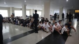 Sebanyak 210 warga negara asing (WNA) yang diduga menjalankan penipuan investasi daring di sebuah apartemen di Kecamatan Lubuk Baja, Kota Batam, Rabu (6/5/2026). Foto: Istimewa