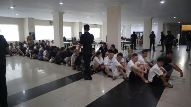 Sebanyak 210 warga negara asing (WNA) yang diduga menjalankan penipuan investasi daring di sebuah apartemen di Kecamatan Lubuk Baja, Kota Batam, Rabu (6/5/2026). Foto: Istimewa