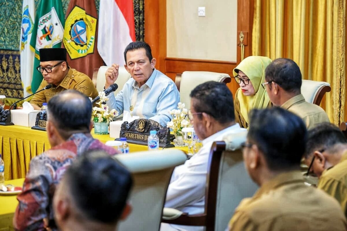 Gubernur Kepri, Ansar Ahmad didampingi Wagub Nyanyang Haris Pratamura dan Sekdaprov Misni memimpin rapat Pemenuhan Kelengkapan Persyaratan dan Pemantapan Data Usulan Pembangunan Kampung Nelayan Merah Putih (KNMP) Provinsi Kepulauan Riau Tahun 2026 di Gedung Daerah, Tanjungpinang, Senin (18/5/2026). Foto: Diskominfo Kepri