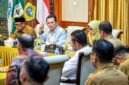 Gubernur Kepri, Ansar Ahmad didampingi Wagub Nyanyang Haris Pratamura dan Sekdaprov Misni memimpin rapat Pemenuhan Kelengkapan Persyaratan dan Pemantapan Data Usulan Pembangunan Kampung Nelayan Merah Putih (KNMP) Provinsi Kepulauan Riau Tahun 2026 di Gedung Daerah, Tanjungpinang, Senin (18/5/2026). Foto: Diskominfo Kepri