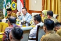 Gubernur Kepri, Ansar Ahmad didampingi Wagub Nyanyang Haris Pratamura dan Sekdaprov Misni memimpin rapat Pemenuhan Kelengkapan Persyaratan dan Pemantapan Data Usulan Pembangunan Kampung Nelayan Merah Putih (KNMP) Provinsi Kepulauan Riau Tahun 2026 di Gedung Daerah, Tanjungpinang, Senin (18/5/2026). Foto: Diskominfo Kepri