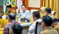 Gubernur Kepri, Ansar Ahmad didampingi Wagub Nyanyang Haris Pratamura dan Sekdaprov Misni memimpin rapat Pemenuhan Kelengkapan Persyaratan dan Pemantapan Data Usulan Pembangunan Kampung Nelayan Merah Putih (KNMP) Provinsi Kepulauan Riau Tahun 2026 di Gedung Daerah, Tanjungpinang, Senin (18/5/2026). Foto: Diskominfo Kepri