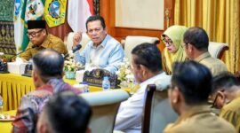Gubernur Kepri, Ansar Ahmad didampingi Wagub Nyanyang Haris Pratamura dan Sekdaprov Misni memimpin rapat Pemenuhan Kelengkapan Persyaratan dan Pemantapan Data Usulan Pembangunan Kampung Nelayan Merah Putih (KNMP) Provinsi Kepulauan Riau Tahun 2026 di Gedung Daerah, Tanjungpinang, Senin (18/5/2026). Foto: Diskominfo Kepri