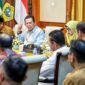 Gubernur Kepri, Ansar Ahmad didampingi Wagub Nyanyang Haris Pratamura dan Sekdaprov Misni memimpin rapat Pemenuhan Kelengkapan Persyaratan dan Pemantapan Data Usulan Pembangunan Kampung Nelayan Merah Putih (KNMP) Provinsi Kepulauan Riau Tahun 2026 di Gedung Daerah, Tanjungpinang, Senin (18/5/2026). Foto: Diskominfo Kepri