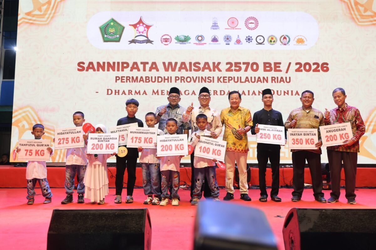 Wakil Gubernur Kepri Nyanyang Haris Pratamura, Wali Kota Tanjungpinang Lis Darmansyah dan Ketua Permabudhi Kepri Hengky Suryawan berfoto bersama penerima bantuan pada peringatan Sannipata Waisak 2570 BE/2026 dilaksanakan Permabudhi Provinsi Kepri, Sabtu (30/5/2026). Foto: Diskominfo Kepri